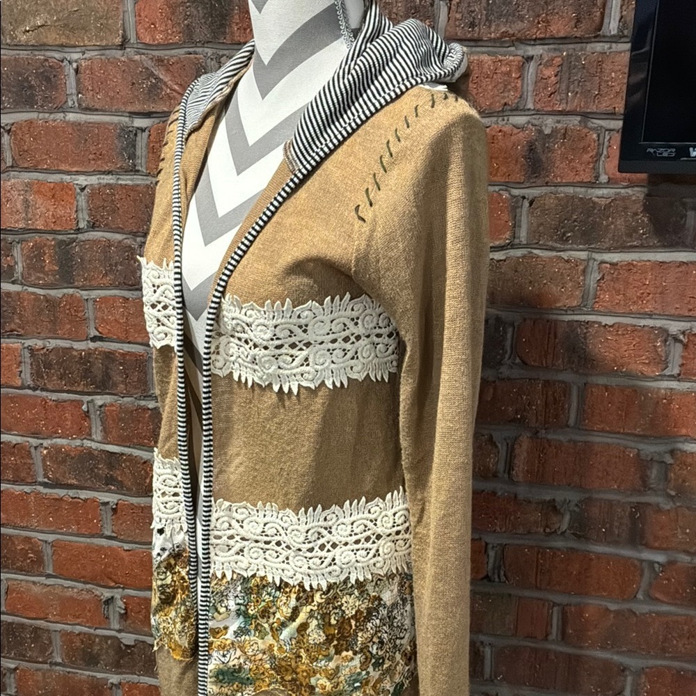 Gimmicks Women's Tan Hooded cardigan with Lace Detail. Size Medium. - Picture 4 of 10
